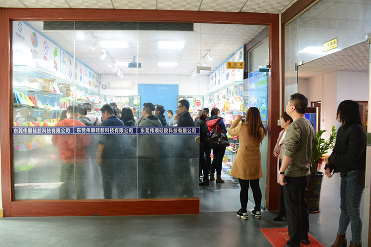 香港礼品协会成员单位近30人考察伟顺硅胶，2019年订单不断