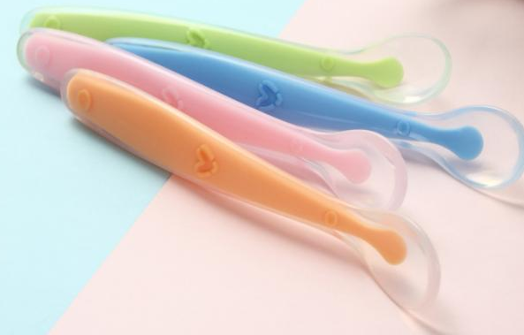 宝宝可以用硅胶勺子吗-婴儿用硅胶勺子安全吗对孩子的身体好吗，宝宝六个月以后，就可以添加辅食了，添加辅食对于小宝宝来说，可是打开了新世界的大门，他们可以用味蕾体验这个丰富多彩的世界，品尝妈妈精心准备的各种美食。宝宝在品尝美味辅食之前还需要一把打开新世界大门的钥匙，一把好用的硅胶勺子。相对于怎么给宝宝选择奶瓶啊、选择碗啊，给宝宝选择一把合适的硅胶勺子更有讲究！因为宝宝使用的勺子是什么材质、款式，包括其功能，这都是需要家长去考虑关注的问题！那么，宝宝可以用硅胶勺子吗-婴儿用硅胶勺子安全吗对孩子的身体好吗？