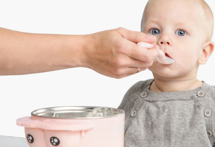 宝宝可以用硅胶勺子吗-婴儿用硅胶勺子安全吗对孩子的身体好吗，宝宝六个月以后，就可以添加辅食了，添加辅食对于小宝宝来说，可是打开了新世界的大门，他们可以用味蕾体验这个丰富多彩的世界，品尝妈妈精心准备的各种美食。宝宝在品尝美味辅食之前还需要一把打开新世界大门的钥匙，一把好用的硅胶勺子。相对于怎么给宝宝选择奶瓶啊、选择碗啊，给宝宝选择一把合适的硅胶勺子更有讲究！因为宝宝使用的勺子是什么材质、款式，包括其功能，这都是需要家长去考虑关注的问题！那么，宝宝可以用硅胶勺子吗-婴儿用硅胶勺子安全吗对孩子的身体好吗？