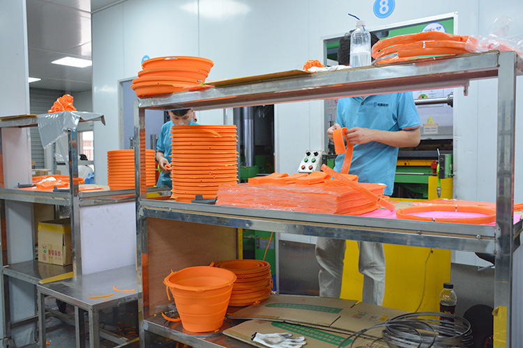 硅胶折叠桶生产车间 硅胶折叠桶生产车间